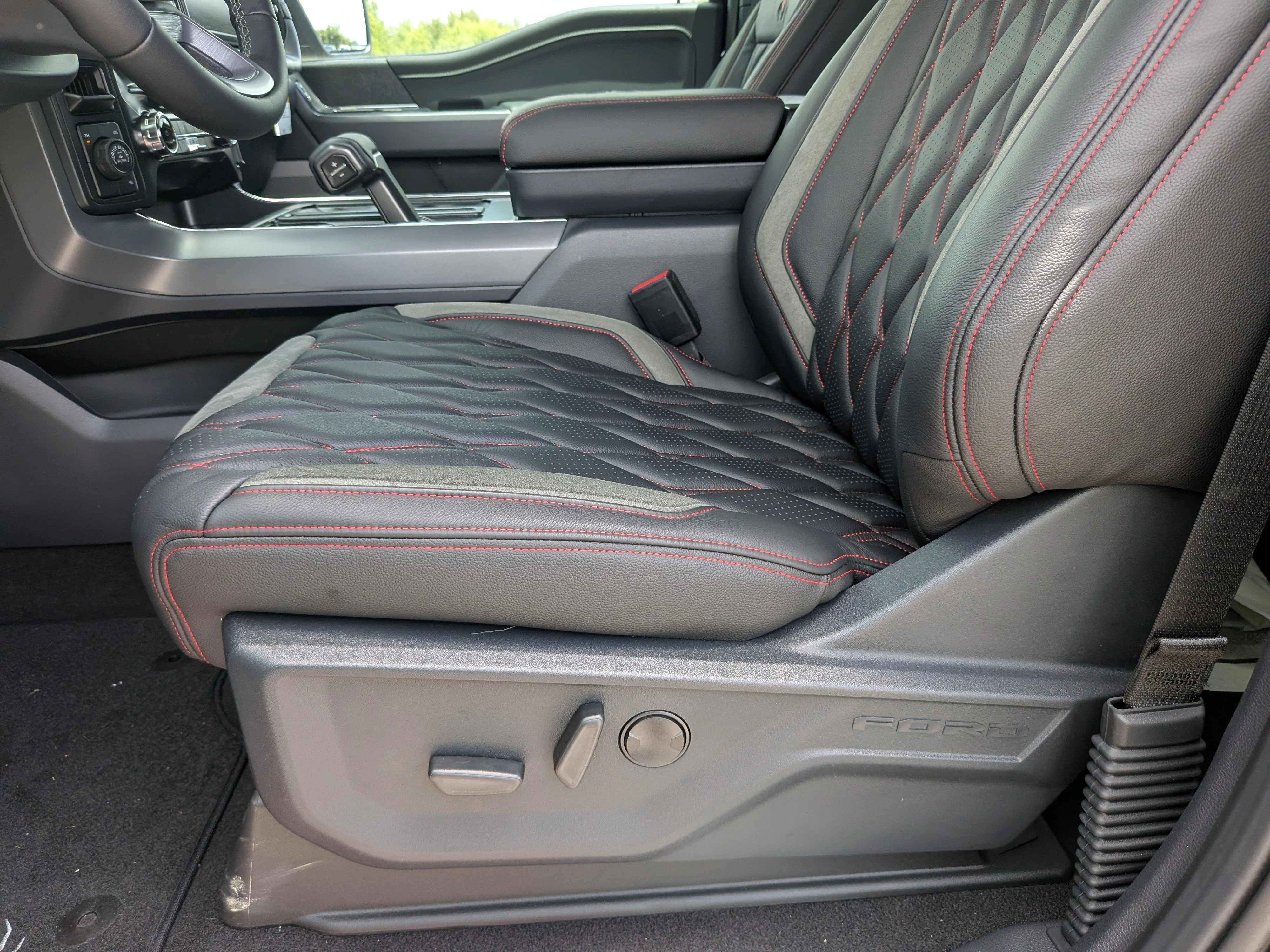 New 2026 Agate Black Metallic Ford XLT image 19