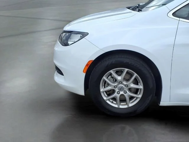 Used 2024  Chrysler LX image 21
