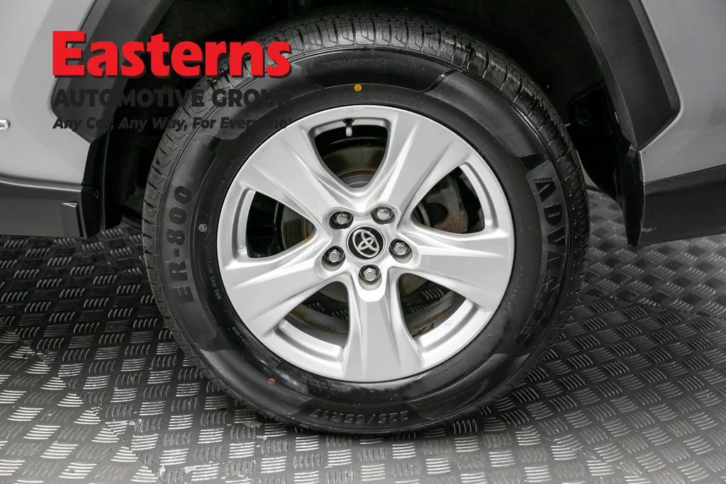 Used 2021 Silver Toyota XLE image 8