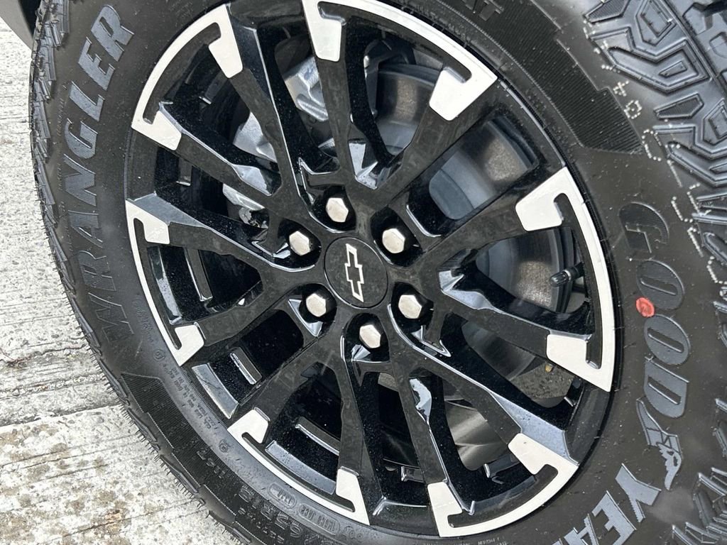 New 2026 Mosaic Black Metallic Chevrolet Z71 image 9