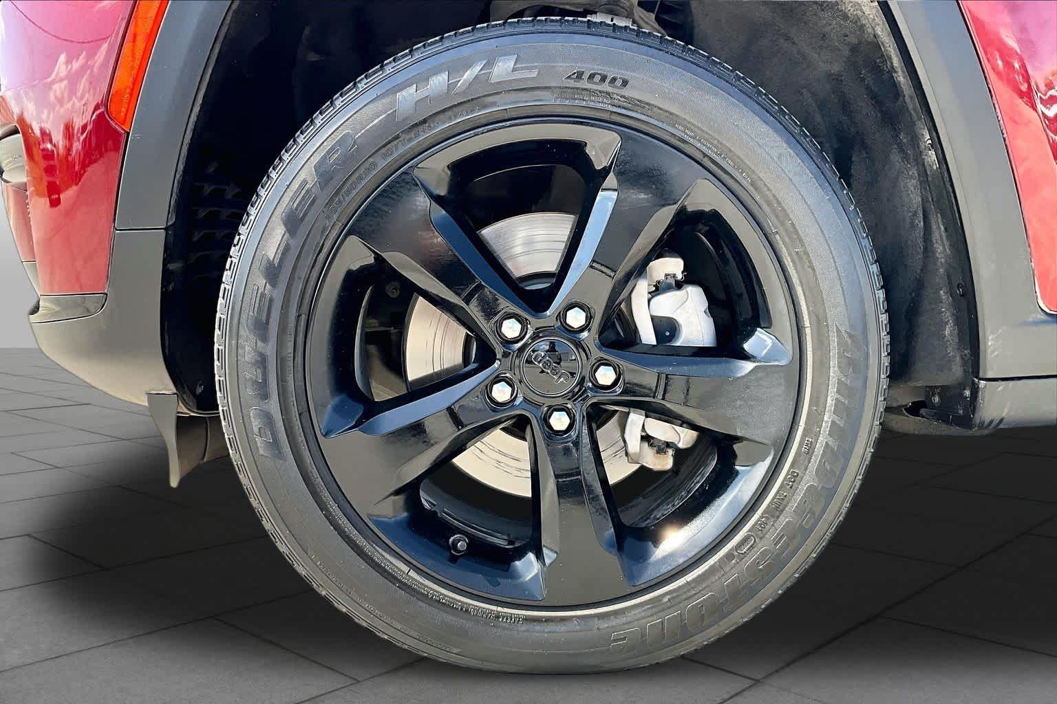 Used 2023 Velvet Red Pearlcoat Jeep Altitude image 11