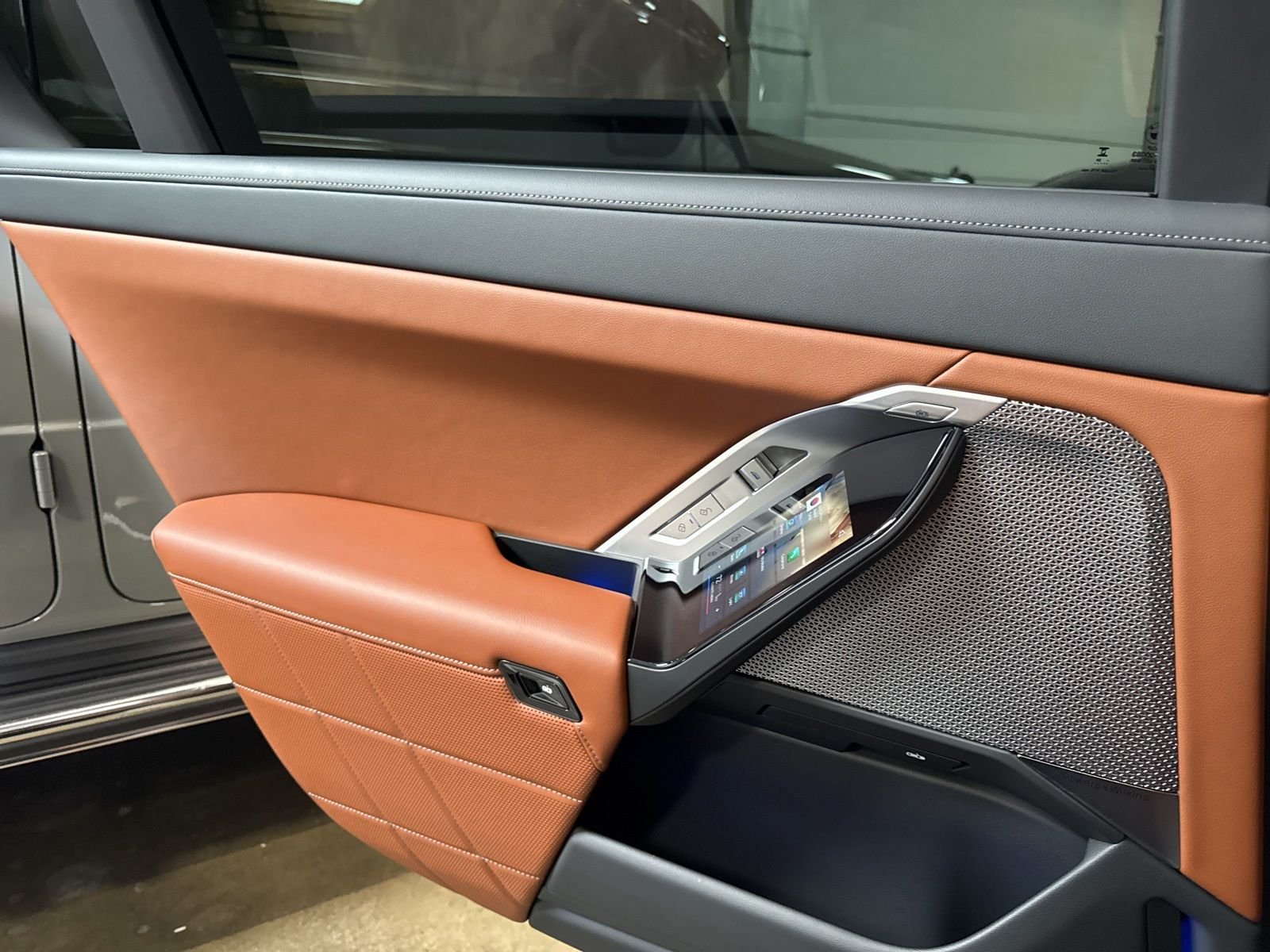 Used 2025 Black BMW xDrive60 image 19