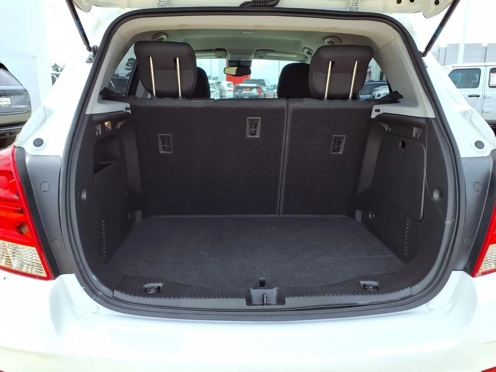 Used 2022 White Chevrolet LS image 8