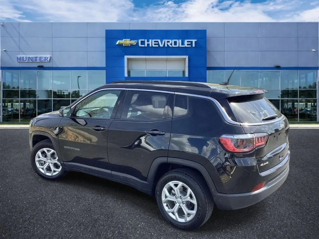 Used 2024 Diamond Black Crystal Pearlcoat Jeep Latitude image 2