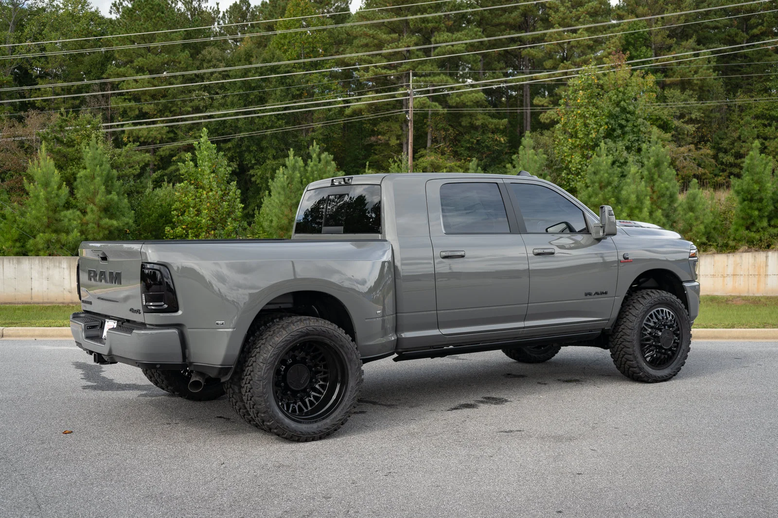 New 2026 Ceramic Gray Clear-Coat Exterior Paint RAM Laramie image 22
