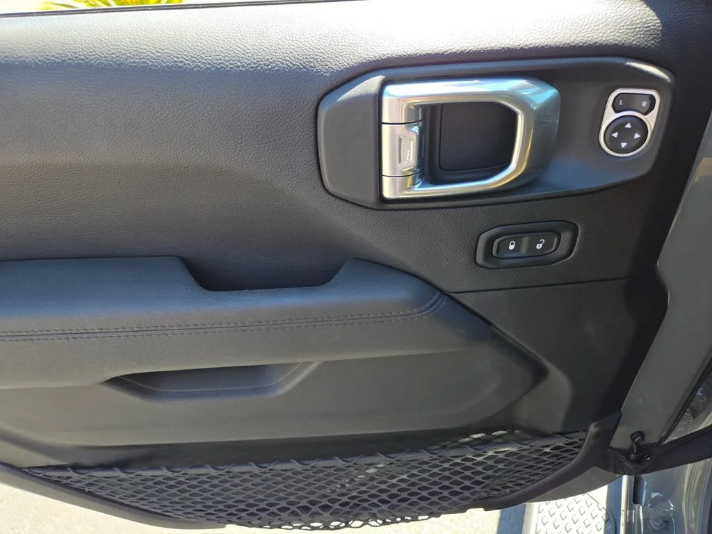 Used 2021 Sting-gray Clearc Jeep Overland image 17