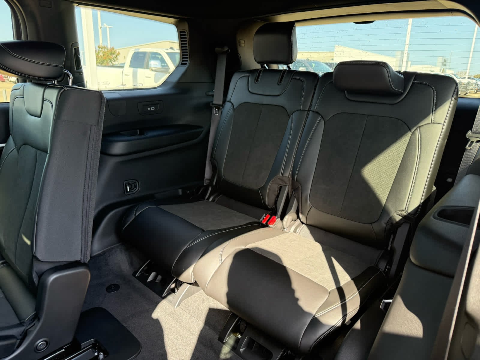 New 2026 Diamond Black Crystal Pearlcoat Jeep Laredo Altitude image 11