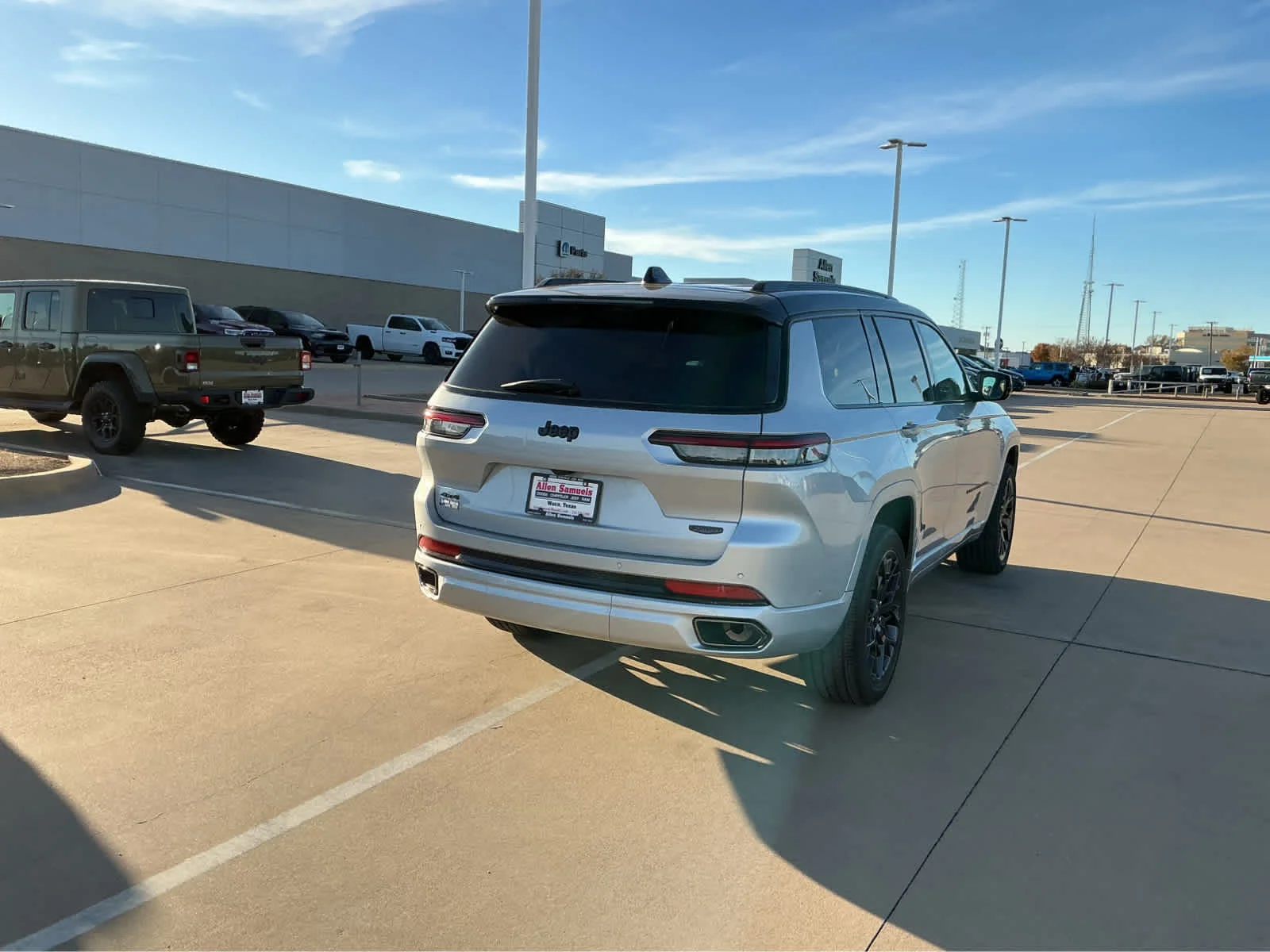 New 2025 Silver Zynith Exterior Paint Jeep Summit Reserve image 6