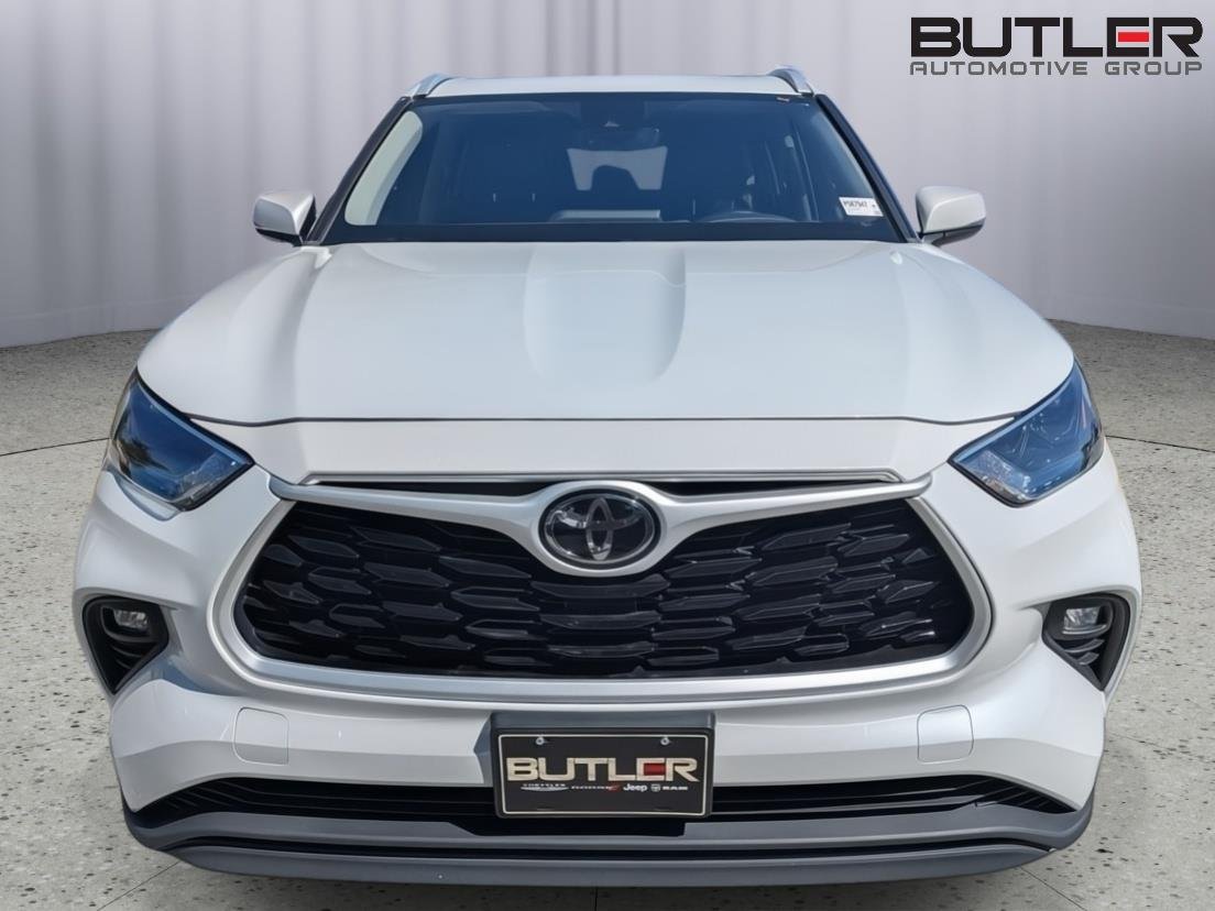 Used 2022 Wind Chill Pearl Toyota XLE image 11
