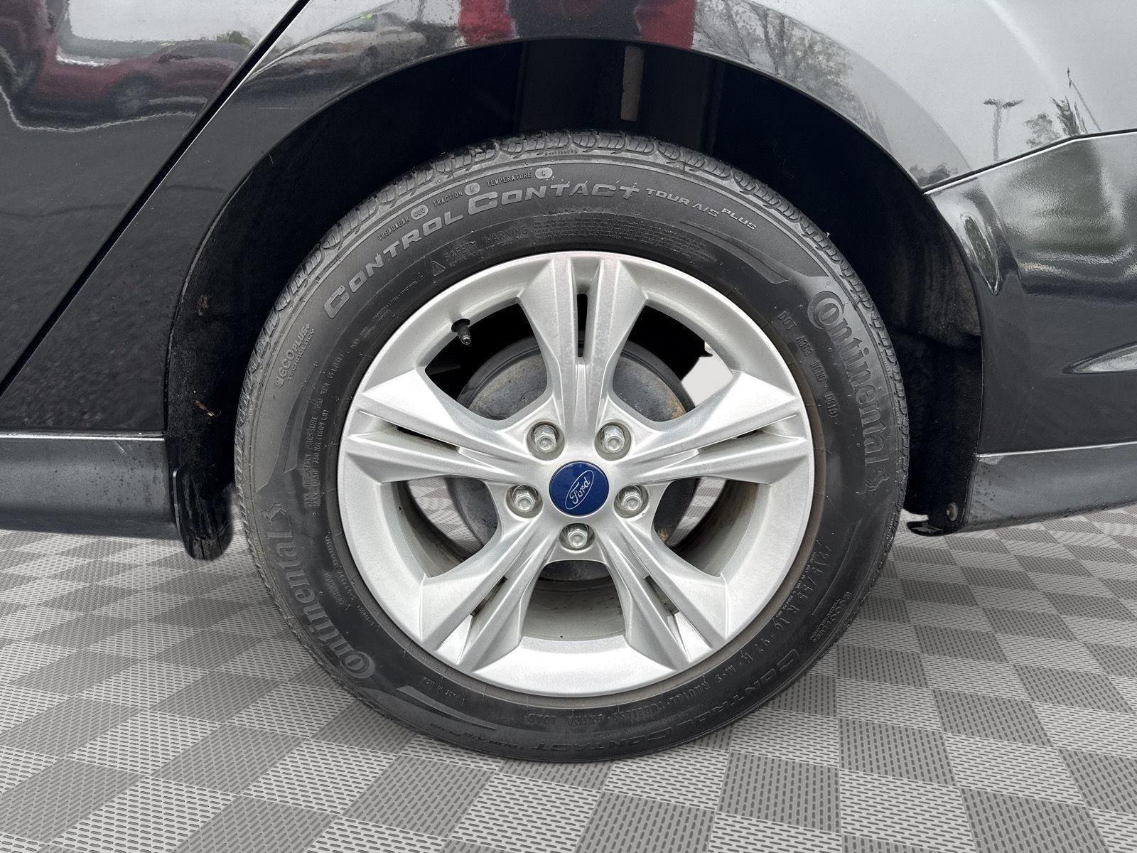Used 2013 Tuxedo Black Metallic Ford SE image 17