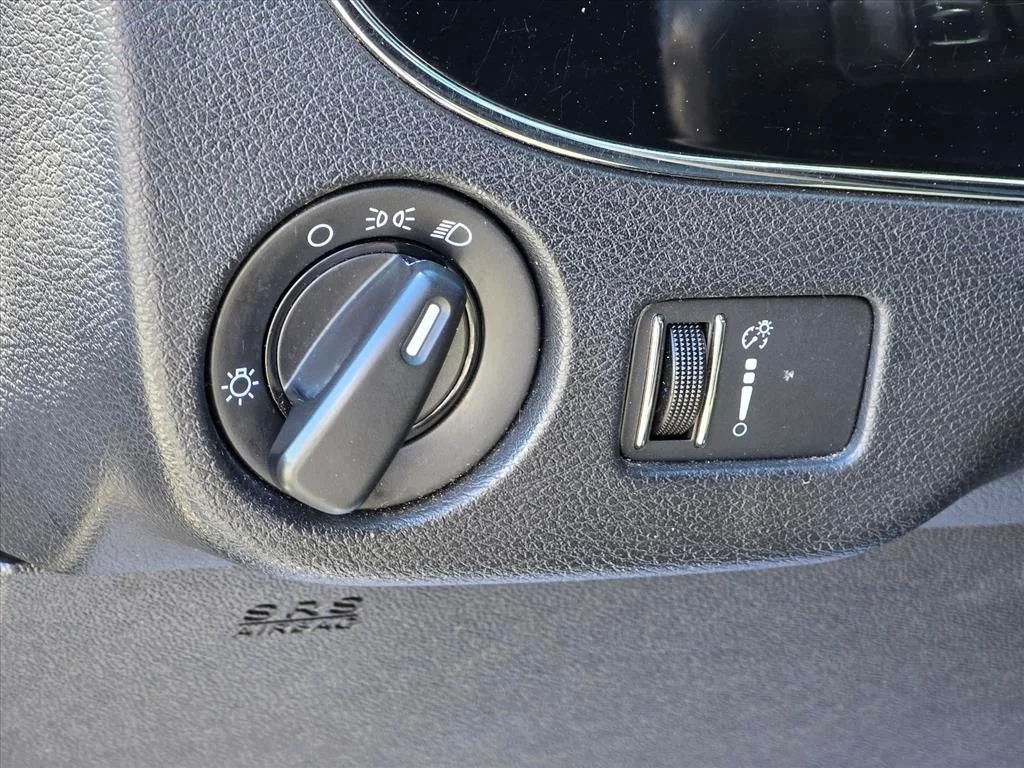 Used 2017 Silver Dodge SE Plus image 8