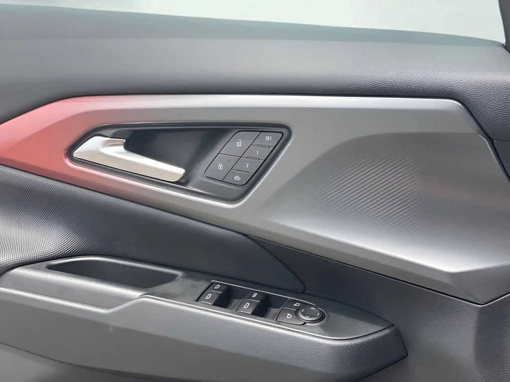 2025 Chevrolet Equinox EV RS - Photo 21