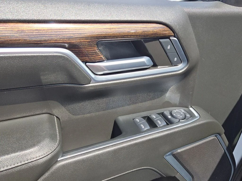 Used 2024 White GMC Elevation image 21