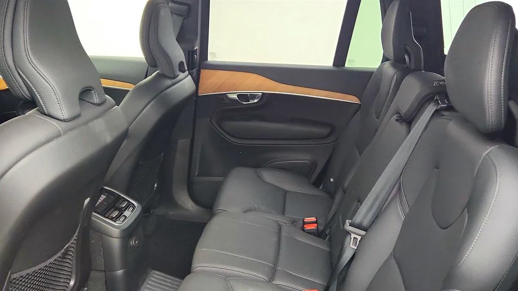 Used 2025 Silver Dawn Metallic Volvo T8 AWD Plus 7-Seater image 18
