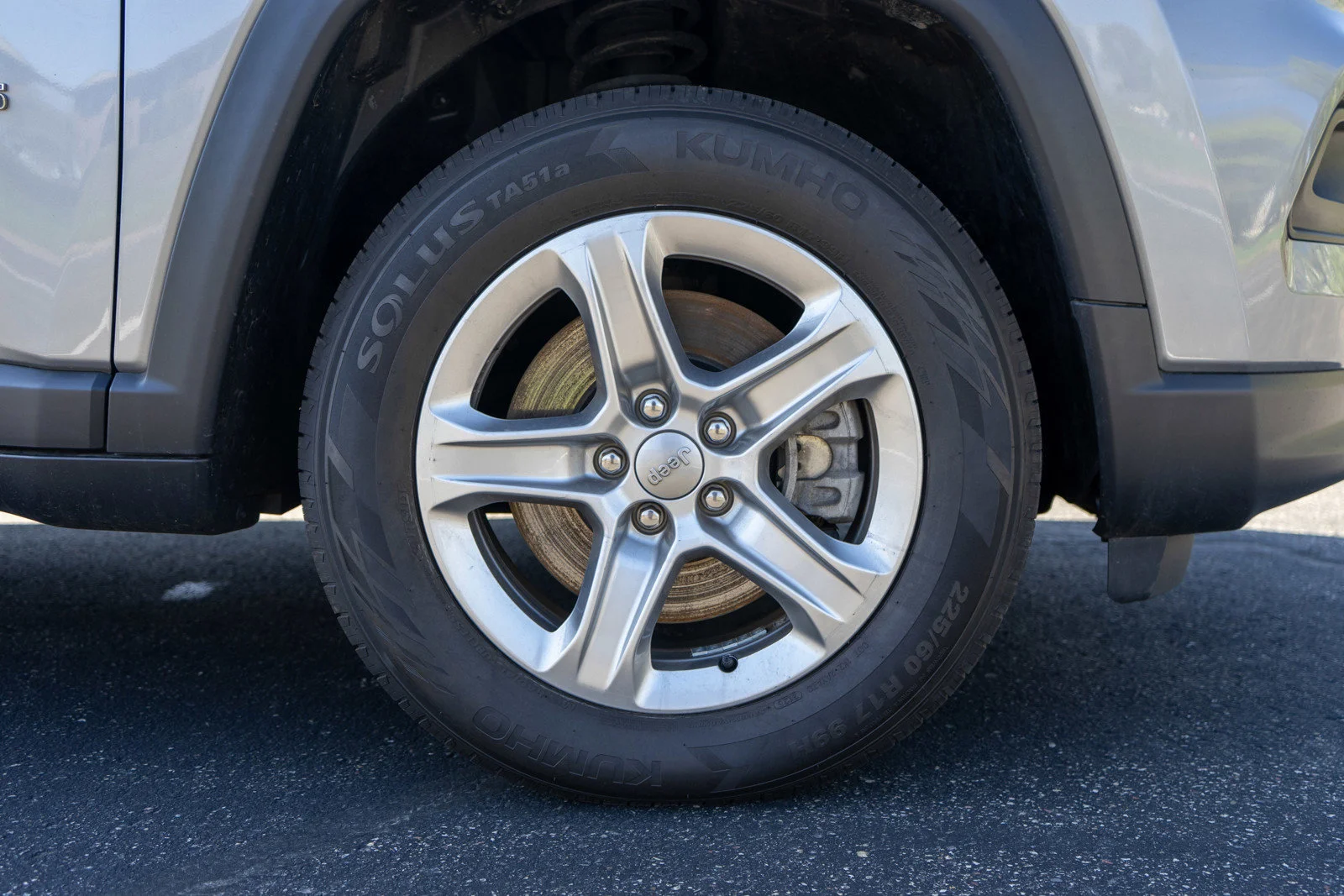 Used 2023 Billet Silver Metallic Clearcoat Jeep Latitude image 11