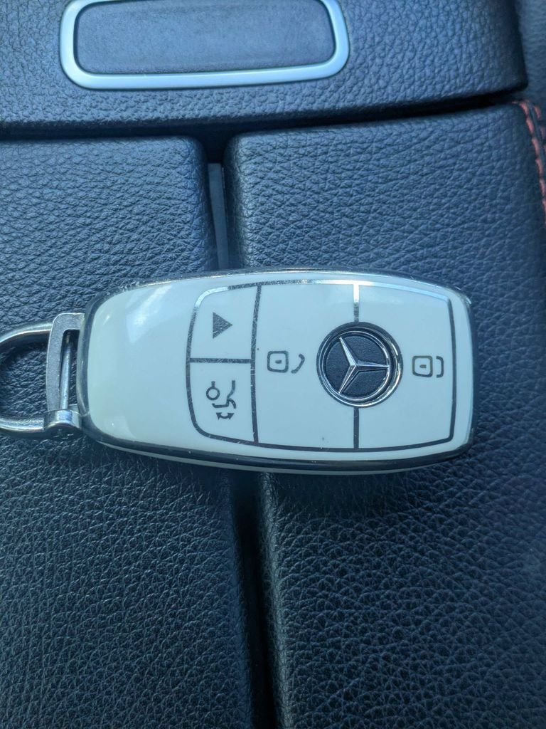 Used 2020 White Mercedes-Benz GLB 250 image 34