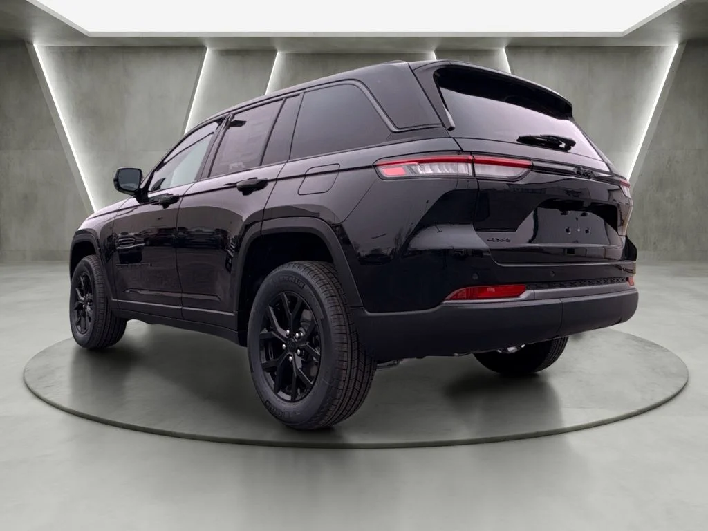 New 2026 Diamond Black Crystal Pearlcoat Jeep Altitude image 5