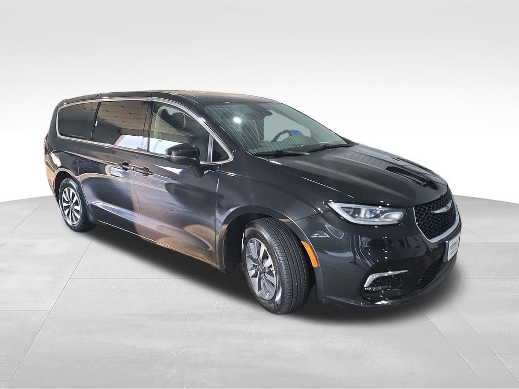 Used 2023 Black Chrysler Touring L image 7