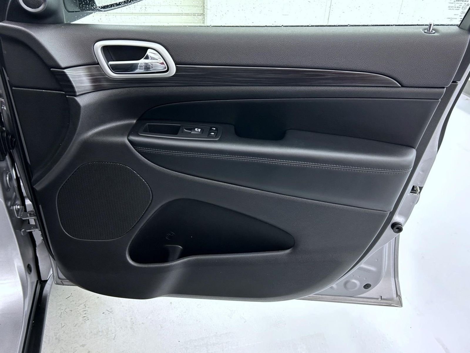 Used 2019 Silver Jeep Laredo E image 16