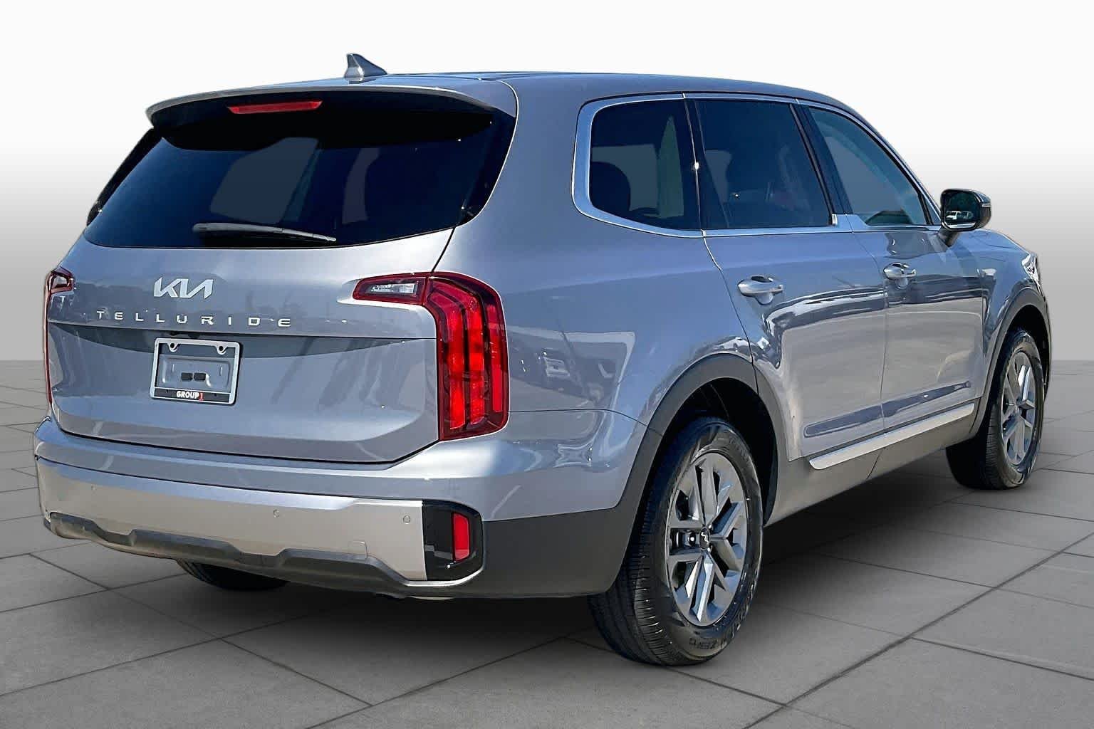 Used 2025 Everlasting Silver Kia LX image 12