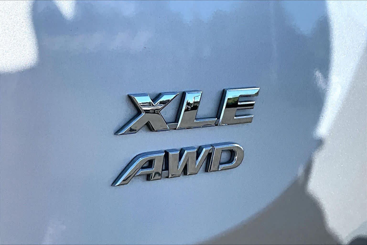 Used 2015 Classic Silver Metallic Toyota XLE image 9