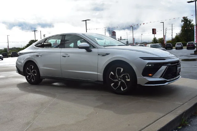 Used 2025 Silver Hyundai SEL image 4