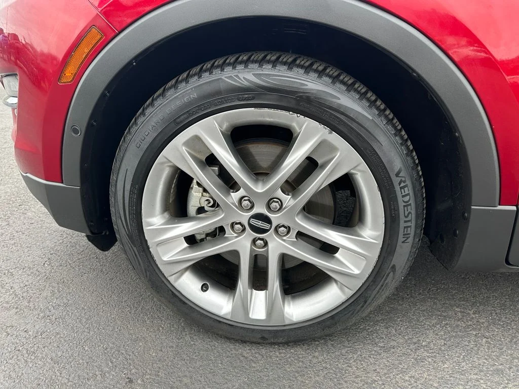 Used 2015 Red Lincoln Base image 12