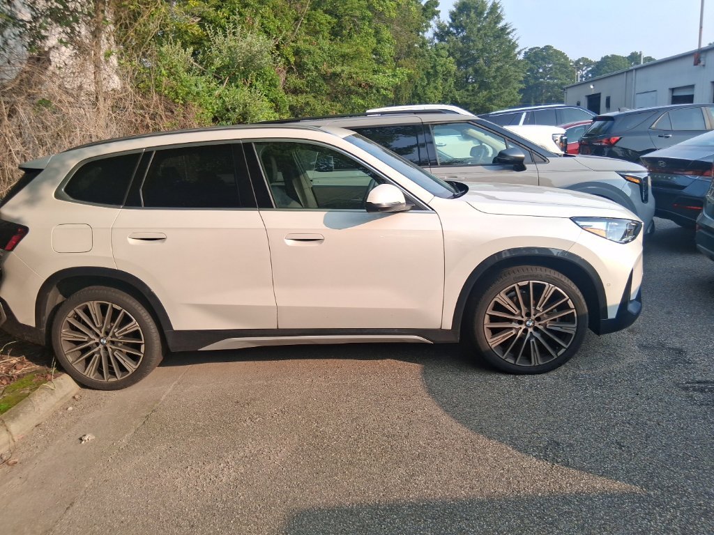 Used 2025 White BMW xDrive28i image 13