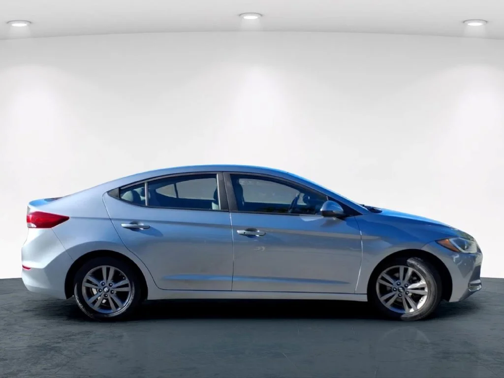 Used 2017 Gray Hyundai SE image 5