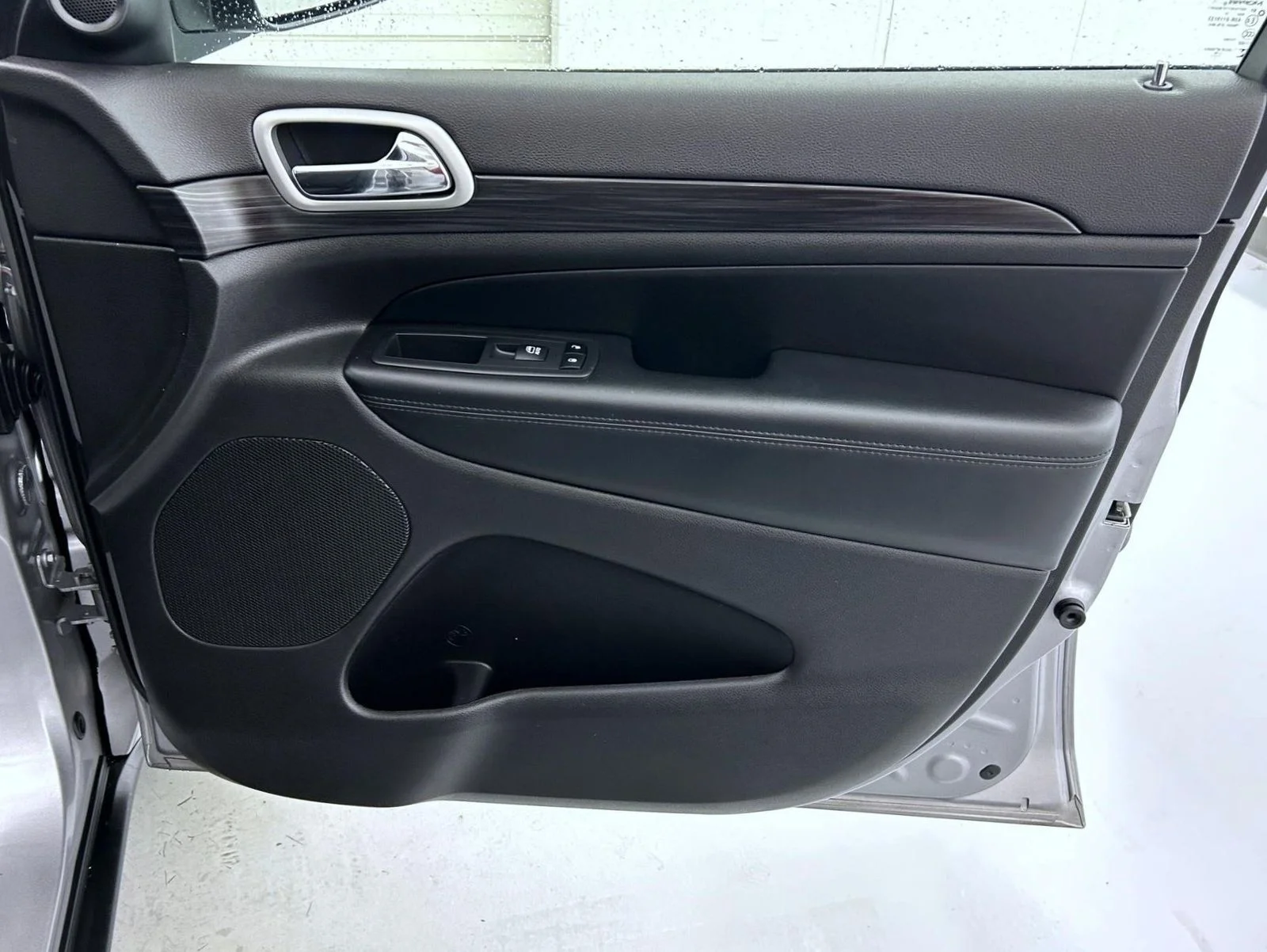 Used 2019 Silver Jeep Laredo E image 16