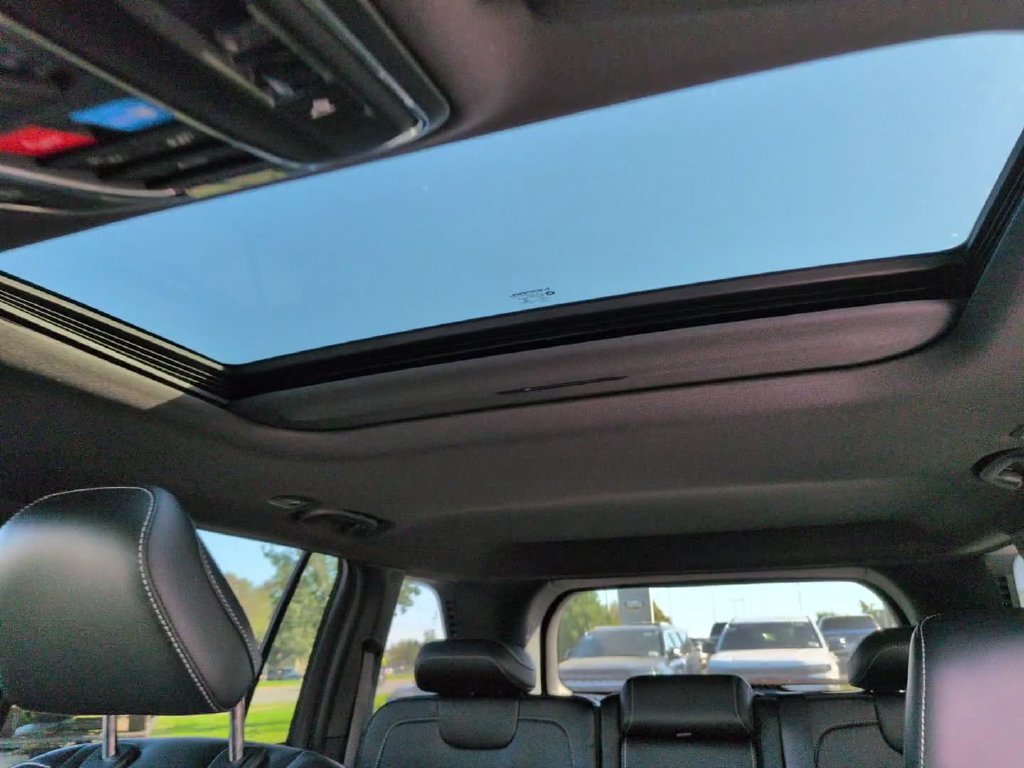 New 2027 Bright White Clear-Coat Paint Jeep Laredo image 27