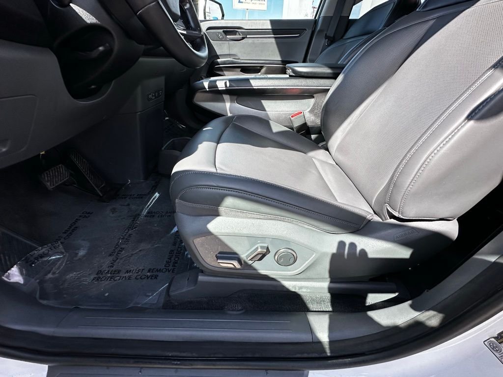 Used 2024 Snow White Pearl Kia Light Long Range image 12