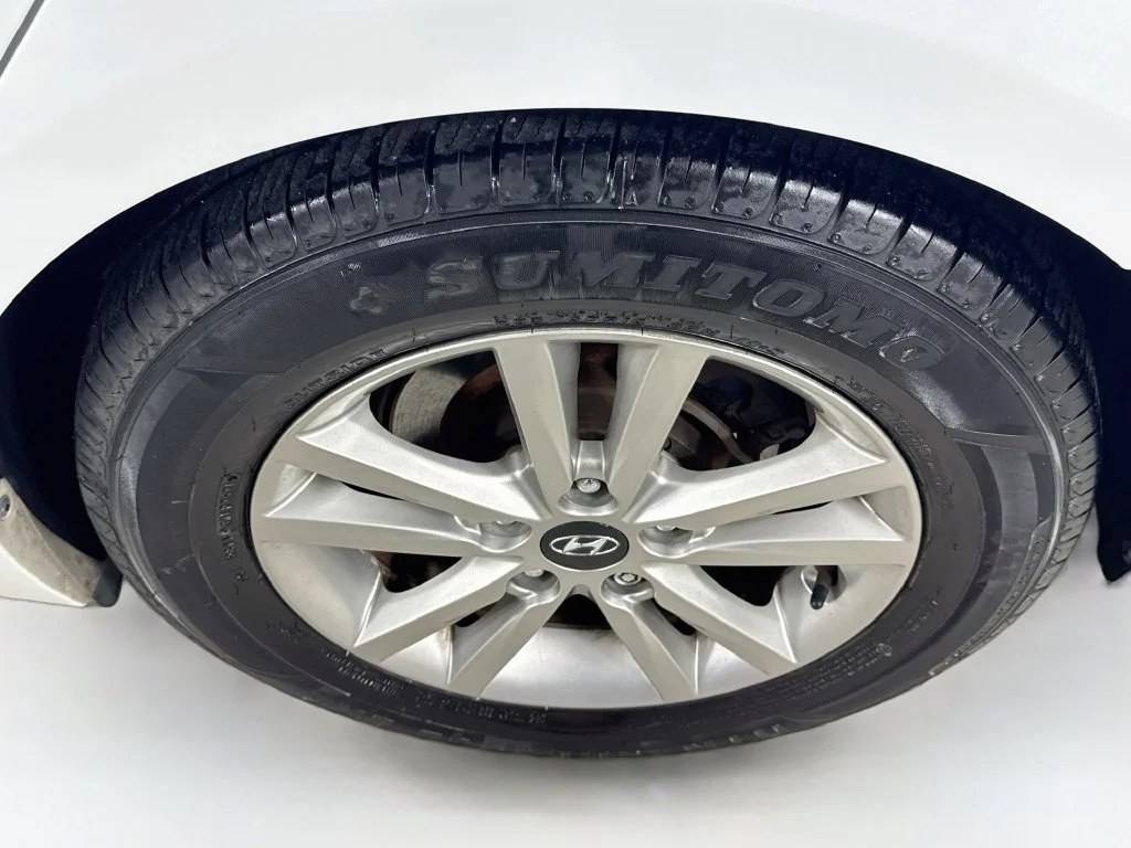 Used 2017 Quartz White Pearl Hyundai SE image 35