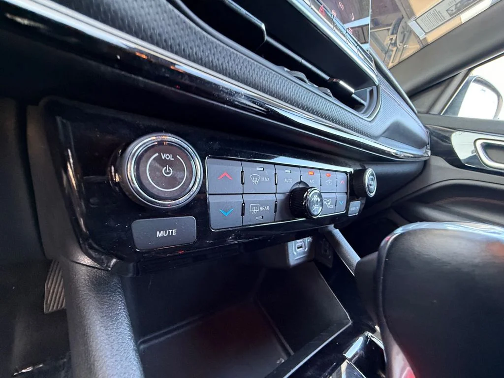 Used 2025 Silver Jeep Trailhawk image 23