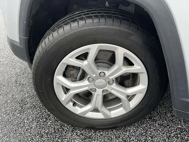 Used 2024 Silver Jeep Latitude image 9