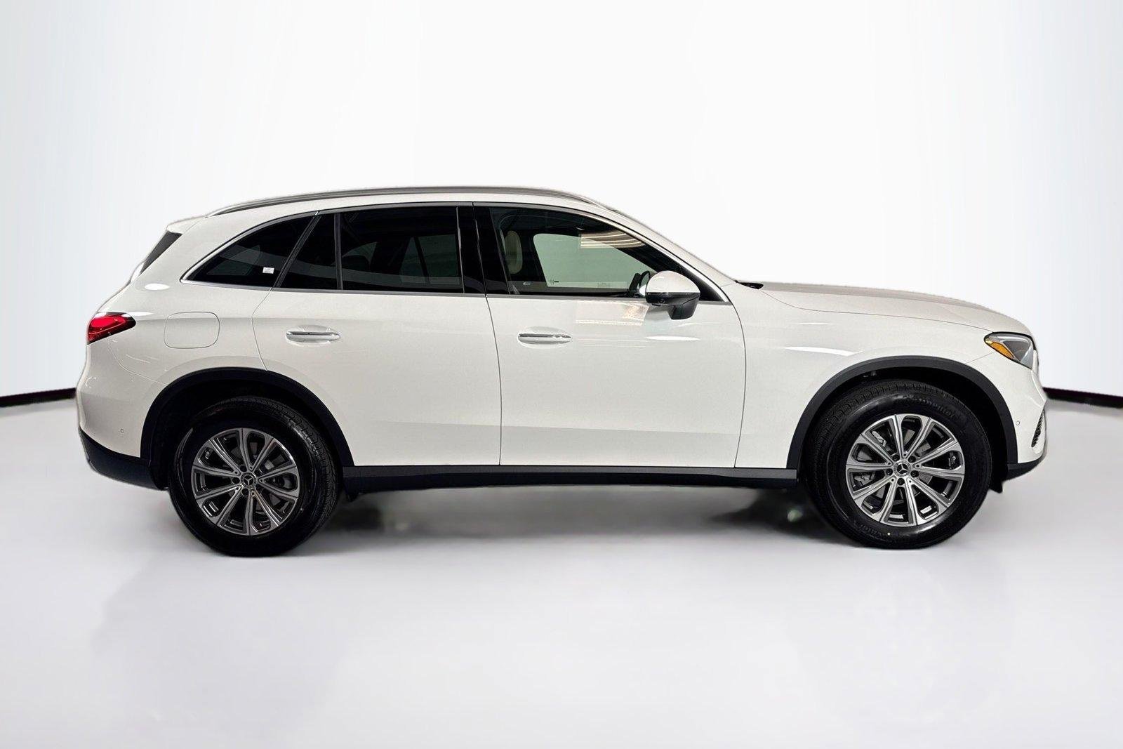 New 2026 Polar White Mercedes-Benz GLC 300 image 4