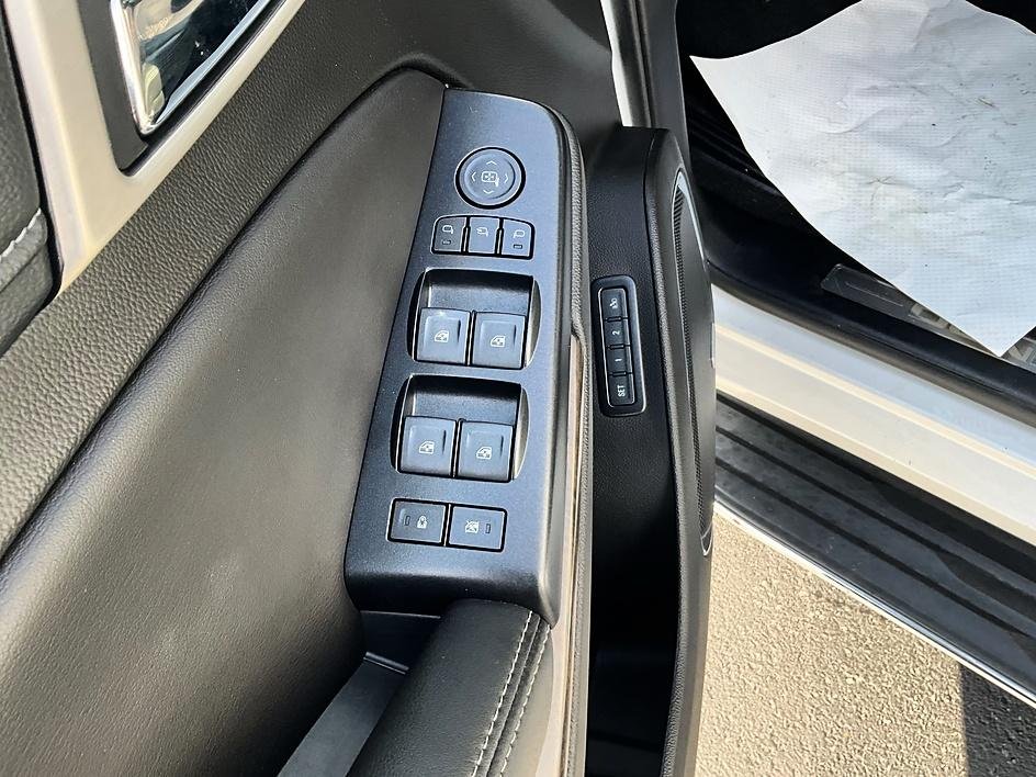 Used 2018 White GMC Denali image 14