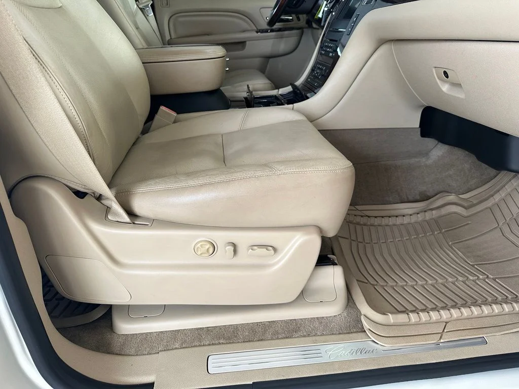 Used 2011 White Cadillac Premium image 34