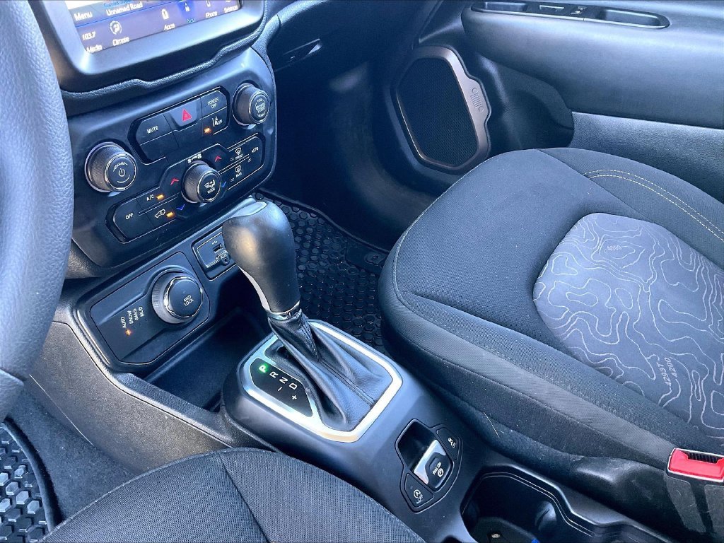 Used 2023 Alpine White Clearcoat Jeep Latitude image 19