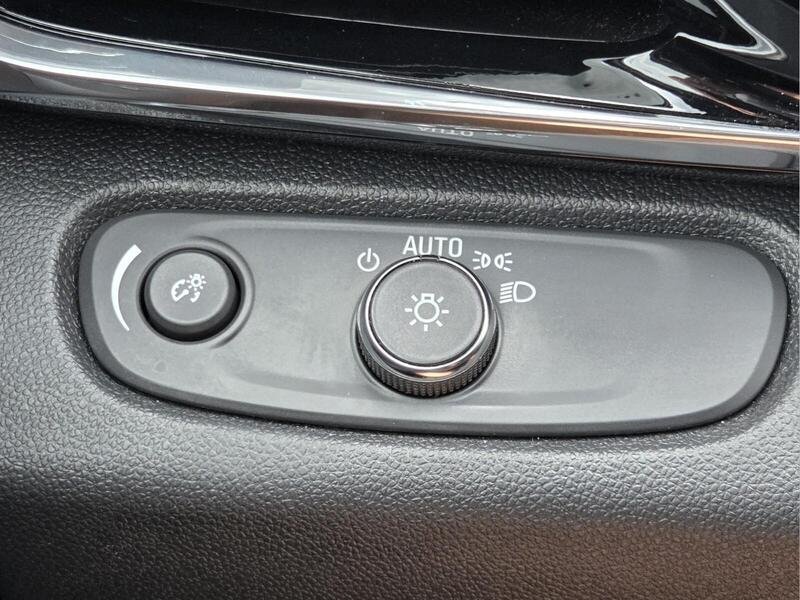 Used 2025 White Frost BUICK FWD 4DR AVENIR image 30