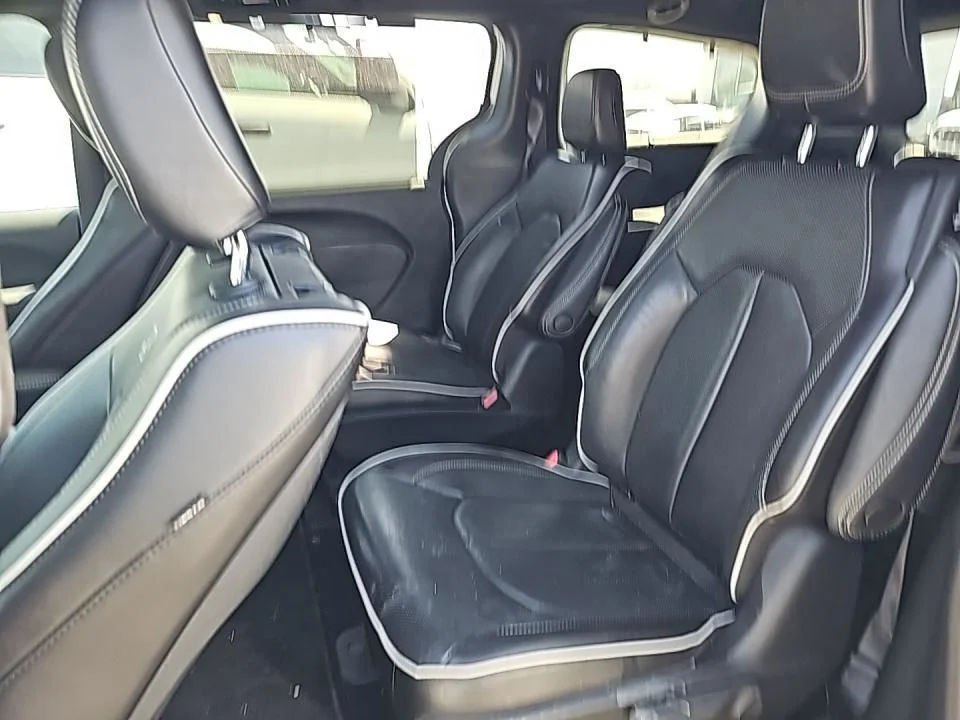 Used 2023 White Chrysler Limited image 10