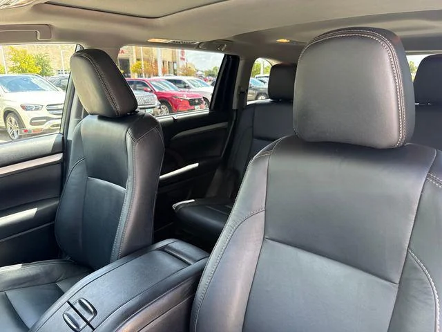 Certified Used 2018 BLIZZARD PEARL Toyota XLE image 12