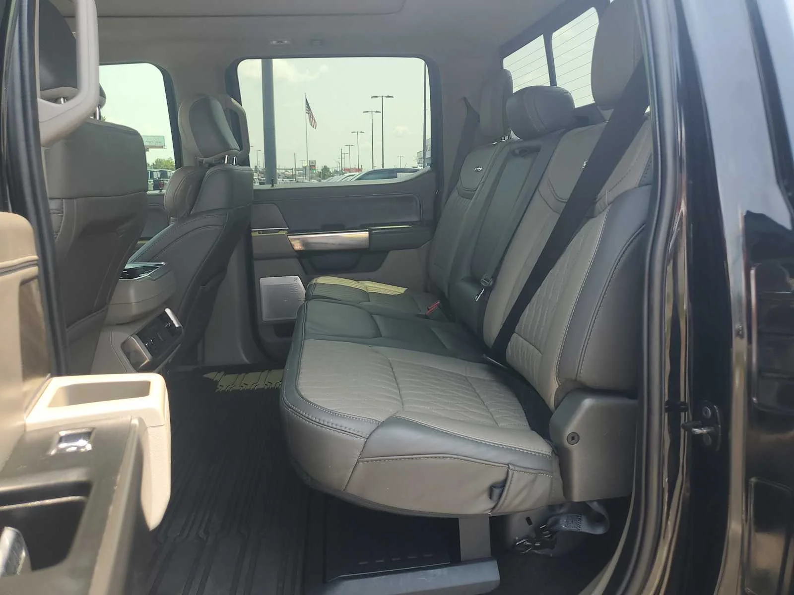 Used 2024  Ford Platinum image 21