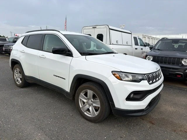Used 2022 White Jeep Latitude image 2