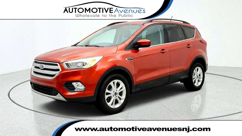 Used 2019 Sedona Orange Metallic Ford SEL FWD image 1