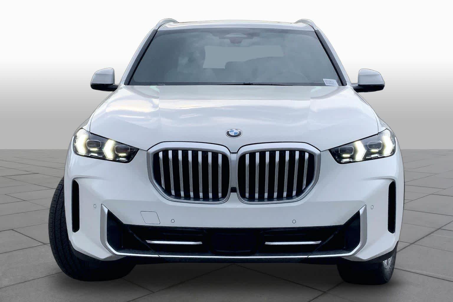 Used 2025 Alpine White BMW sDrive40i image 4