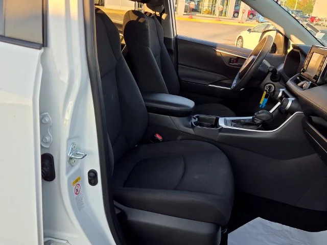 Used 2019 White Toyota LE image 17