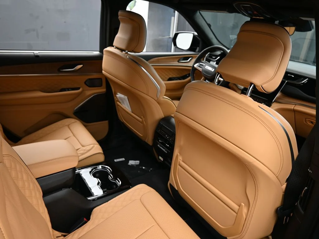 New 2025 Diamond Black Crystal Pearl-Coat Exterior Paint Jeep Summit image 40