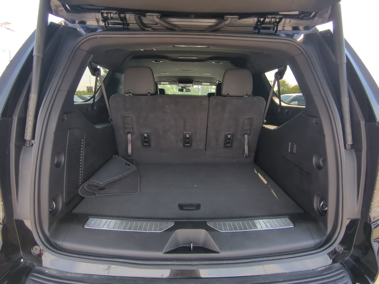 2025 Chevrolet Suburban Z71 - Photo 12