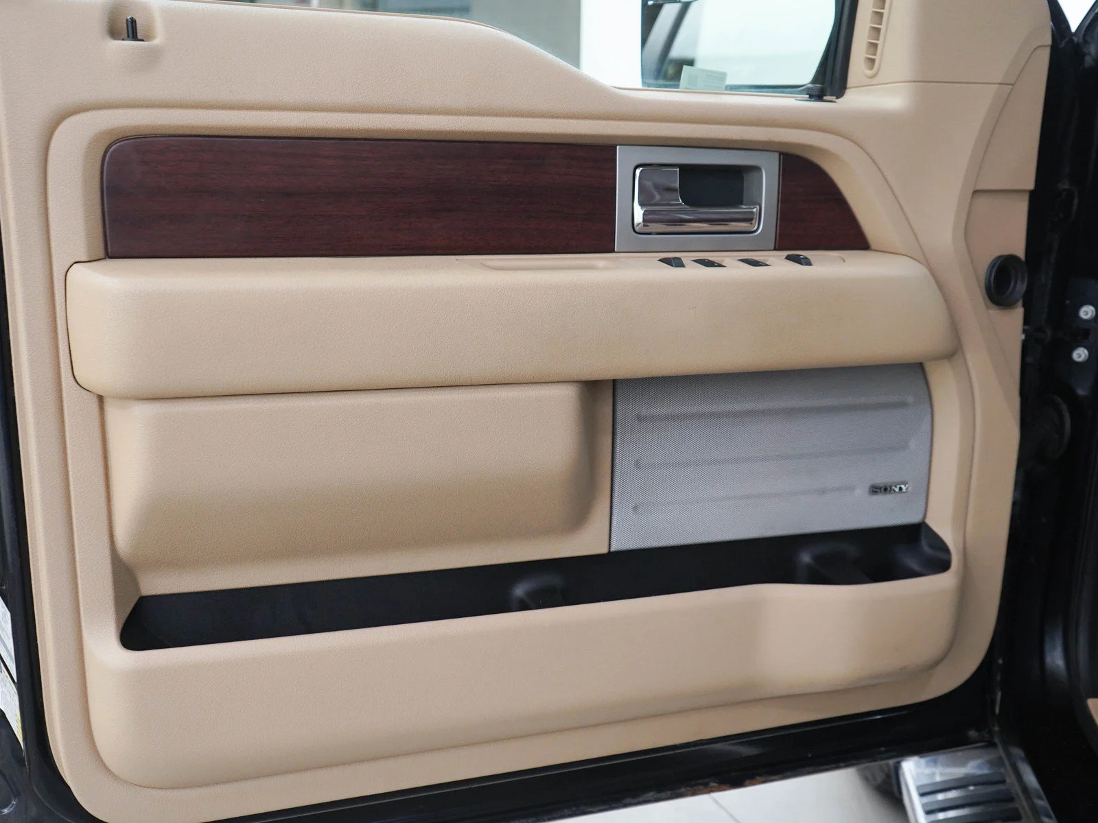 Used 2014  Ford XL image 17